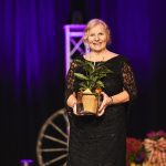 Nancy Caron, agricultrice du Bas-Saint-Laurent, a été honorée pour ses 28 ans d’engagement, dont 13 ans comme présidente des Agricultrices de sa région.