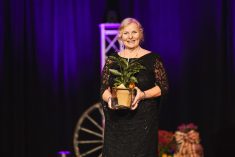 Nancy Caron, agricultrice du Bas-Saint-Laurent, a été honorée pour ses 28 ans d’engagement, dont 13 ans comme présidente des Agricultrices de sa région.