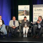 Sabrina Gagnon de la Ferme Liégeoise, Richard Genest de la Ferme Célijean et Ana-Maria Martin de la Ferme Lorami discutent avec le consultant Steve Adam à propos du bien-être animal sur leurs fermes lors du Symposium sur les bovins laitiers 2024.