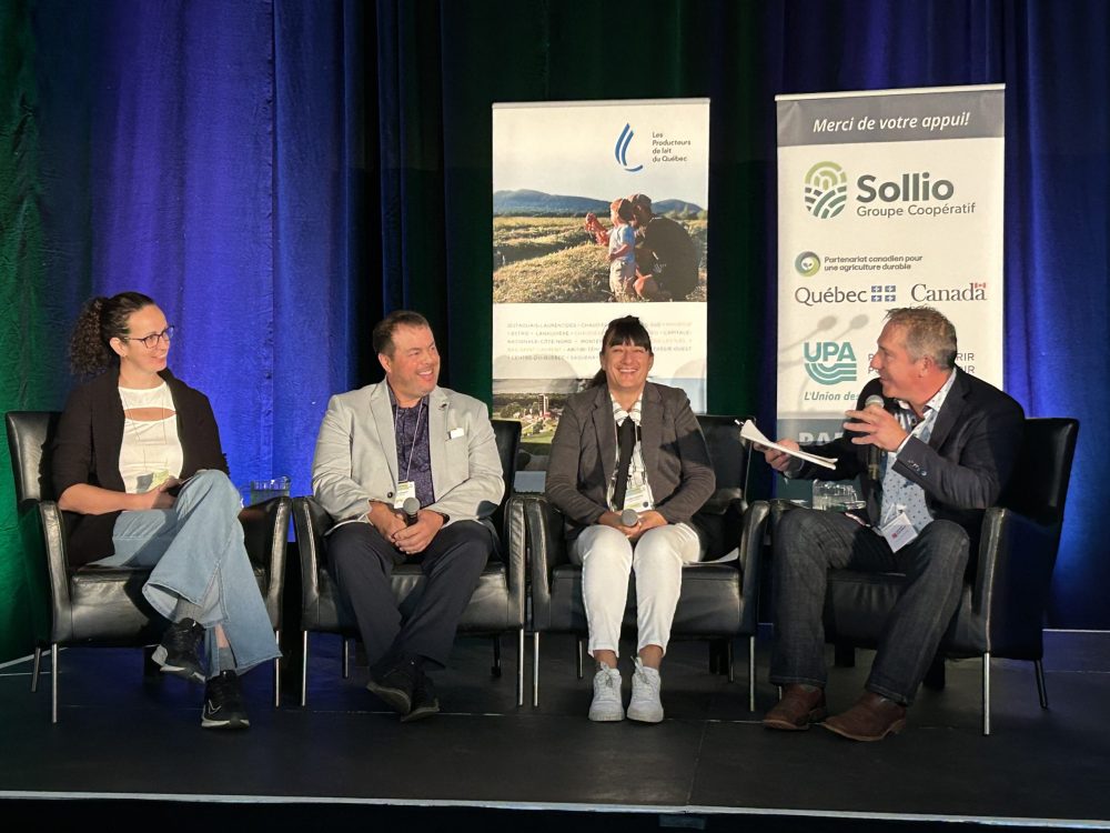 Sabrina Gagnon de la Ferme Liégeoise, Richard Genest de la Ferme Célijean et Ana-Maria Martin de la Ferme Lorami discutent avec le consultant Steve Adam à propos du bien-être animal sur leurs fermes lors du Symposium sur les bovins laitiers 2024.