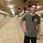 Hubert Desharnais aime beaucoup la ventilation hybride dans son nouveau poulailler un étage.