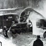 Déneigement dans les rues de Montréal dans les années 1930.