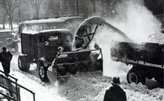 Déneigement dans les rues de Montréal dans les années 1930.