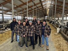Le secret du succès de la Ferme Estermann réside en grande partie dans l'équipe. En permière rangée: Regula Estermann, Homero Alcantara, Walter Lima, Ottoniel Alfaro, Enrique Guevara. Rangée arrière: Danilo Bernal, Martin Estermann, Jessy Mercier. Absents sur la photo: Thomas et Rita Estermann, Leonel Davilaé