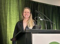 Emmanuelle D'Amours a présenté les résultats de son projet de recherche sur la relation luzerne/rhizobium lors de la Journée scientifiques sur les bovins laitiers et les plantes fourragères.