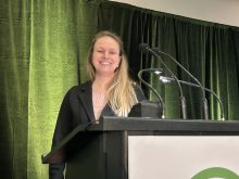 Emmanuelle D'Amours a présenté les résultats de son projet de recherche sur la relation luzerne/rhizobium lors de la Journée scientifiques sur les bovins laitiers et les plantes fourragères.