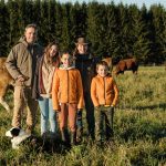 De la ferme À l'Herbe! Bouvillons de pâturage: Frédéric Lebel, Dominique Dumas et leurs enfants.