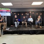 De gauche à droite : Nicolas Mesly (journaliste et animateur), Éric Lapierre (Ferme Duhamel Lapierre), Beaudry (Ferme Beau-Porc), Paul Caplette (Céréales Bellevue) et Marie-Élise Samson (Université Laval).