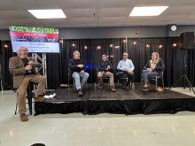 De gauche à droite : Nicolas Mesly (journaliste et animateur), Éric Lapierre (Ferme Duhamel Lapierre), Beaudry (Ferme Beau-Porc), Paul Caplette (Céréales Bellevue) et Marie-Élise Samson (Université Laval).