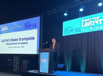 Vincent Cloutier a offert une conférence sur les effets de la guerre tarifaire dans le cadre du Rendez-vous laitier AQINAC 2025.