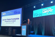 Vincent Cloutier a offert une conférence sur les effets de la guerre tarifaire dans le cadre du Rendez-vous laitier AQINAC 2025.