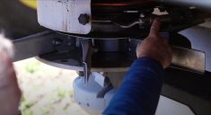 Réglage de l’épandeur de précision. Photo : PGQ