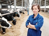 femme travaillant sur une ferme laitière