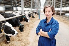femme travaillant sur une ferme laitière
