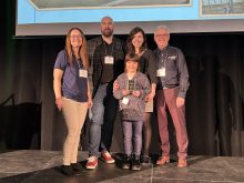 Les Cochons du Roy ont remporté la première place des performances en maternité du Groupe Évolu Porc. Sur la photo, Louis-Philippe Roy, sa conjointe Claude-Émilie Canuel et leur fille Romy sont entourés par les agronomes Shanon Simard et Bruno Bélanger de Sitos qui organisait la Journée Groupe Évolu Porc.