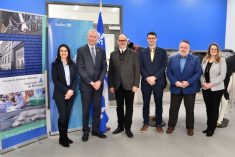 Chantale Soucy, députée de Saint-Hyacinthe; André Lamontagne, ministre de l'Agriculture, des Pêcheries et de l'Alimentation du Québec; Daniel Jutras, recteur de l'Université de Montréal; David Francoz, doyen de la Faculté de médecine vétérinaire; et André Beauregard, maire de Saint-Hyacinthe.