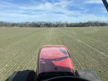 Photo prise le 14 avril par Renaud Péloquin durant la fertilisation du champ.