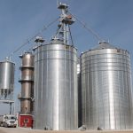 Il est important de nettoyer les déversements de grains et de vérifier l’usure des paliers des élévateurs et des tarières.