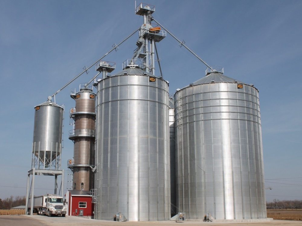 Il est important de nettoyer les déversements de grains et de vérifier l’usure des paliers des élévateurs et des tarières.