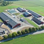Sur cette photo, on voit l’étable des vaches laitières à gauche. Au fond à droite, c’est l’étable des génisses. Le long bâtiment à droite est l’étable de maternité et des jeunes veaux. En bas à droite, il s’agit de l’étable des vaches taries.