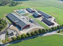 Sur cette photo, on voit l’étable des vaches laitières à gauche. Au fond à droite, c’est l’étable des génisses. Le long bâtiment à droite est l’étable de maternité et des jeunes veaux. En bas à droite, il s’agit de l’étable des vaches taries.