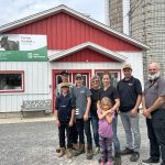 La Ferme Karibel a été l'hôte d'une journée sur le maïs-ensilage à la fin août 2025. Sur la photo: Luc Lasalle, Jacob, Thomas, Jacynthe Breault, Isabelle Lasalle, Lily-Rose, Jacques Bérard et Jean-François Lemay.