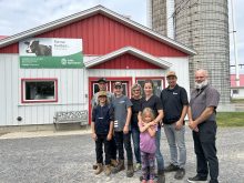 La Ferme Karibel a été l'hôte d'une journée sur le maïs-ensilage à la fin août 2025. Sur la photo: Luc Lasalle, Jacob, Thomas, Jacynthe Breault, Isabelle Lasalle, Lily-Rose, Jacques Bérard et Jean-François Lemay.
