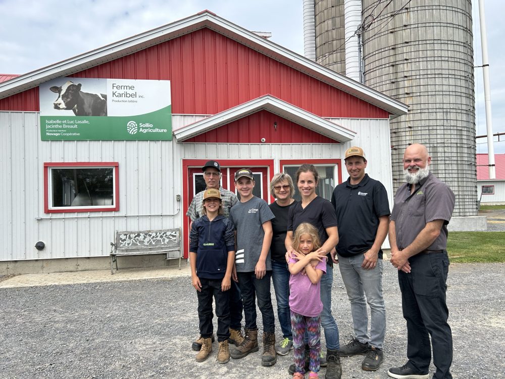 La Ferme Karibel a été l'hôte d'une journée sur le maïs ensilage à la fin août 2025. Sur la photo: Luc Lasalle, Jacob, Thomas, Jacynthe Breault, Isabelle Lasalle, Lily-Rose, Jacques Bérard et Jean-François Lemay.