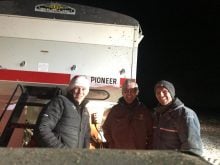 Mario Bergeron en compagnie de Paul et Pierre Caplette.