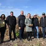 De gauche à droite: Nicolas Chatel-Launay, coordonnateur du projet Agrisolutions climat; Ghalia Chahine, coordonnatrice environnement à l'UPA; Jérémie Letellier de l'UPA Montérégie; Martin Caron, président général de l'UPA; Sophie Chatel, Secrétaire parlementaire du ministre de l’Agriculture et de l’Agroalimentaire du Canada, Sylvie Thériault et Jean-François Riendeau, producteurs hôtes