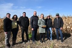 De gauche à droite: Nicolas Chatel-Launay, coordonnateur du projet Agrisolutions climat; Ghalia Chahine, coordonnatrice environnement à l'UPA; Jérémie Letellier de l'UPA Montérégie; Martin Caron, président général de l'UPA; Sophie Chatel, Secrétaire parlementaire du ministre de l’Agriculture et de l’Agroalimentaire du Canada, Paula Lalonde et Jean-François Riendeau, producteurs hôtes.
