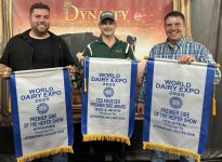 Les propriétaires de Blondin Sires, Nicolas Lalande, Dann Brady et Simon Lalande étaient fiers des trois bannières remportées lors du World Dairy Expo 2025.