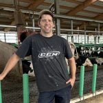 Frédéric Montcalm explique que l’étable a été construite pour offrir du confort aux vaches, mais aussi pour faciliter le travail.