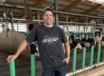 Frédéric Montcalm explique que l’étable a été construite pour offrir du confort aux vaches, mais aussi pour faciliter le travail.