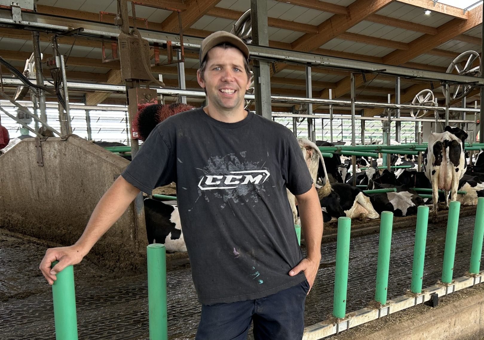 Frédéric Montcalm explique que l’étable a été construite pour offrir du confort aux vaches, mais aussi pour faciliter le travail.