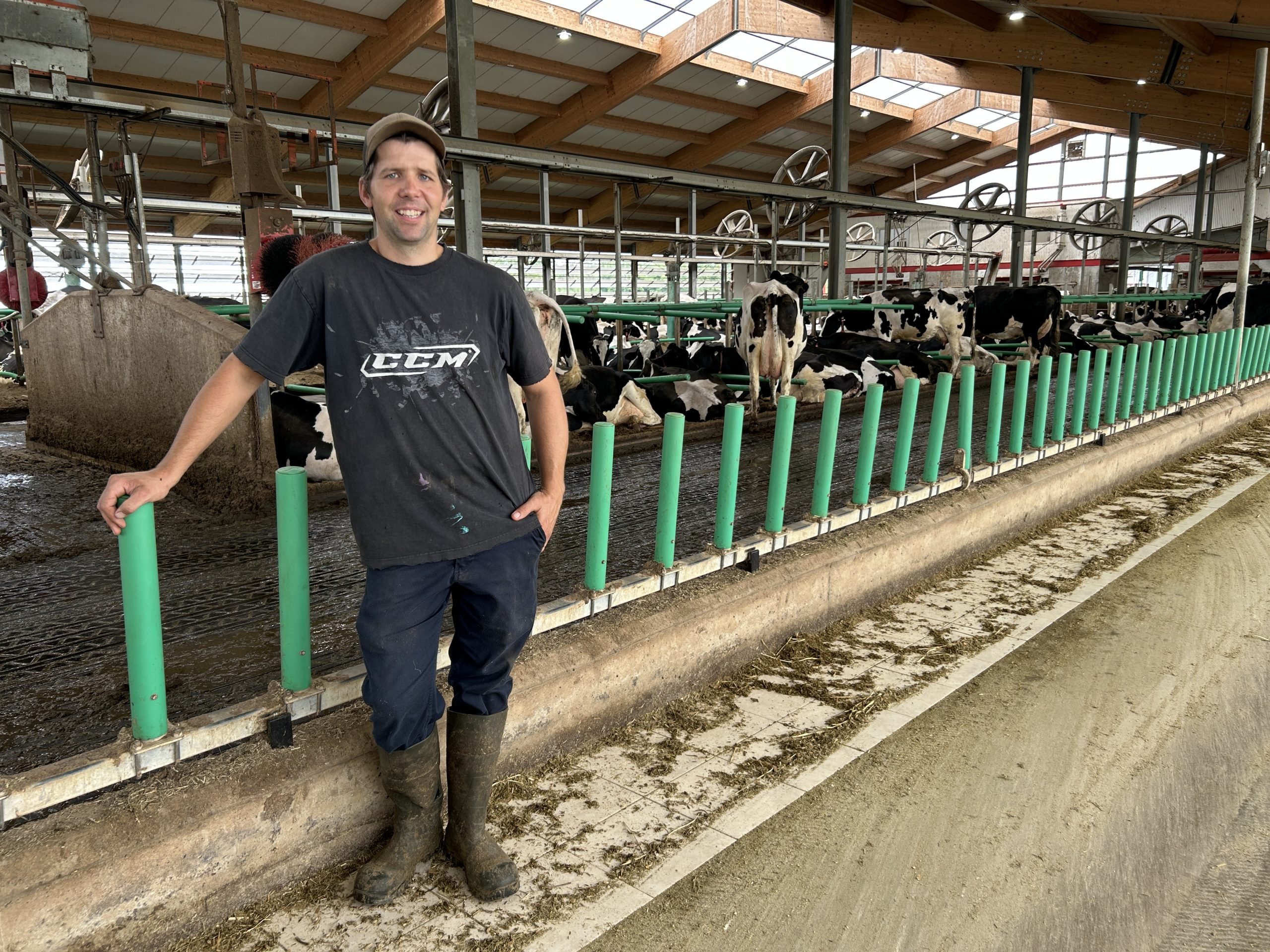 Frédéric Montcalm explique que l’étable a été construite pour offrir du confort aux vaches, mais aussi pour faciliter le travail.