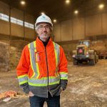 Stéphane Le Moine dans l'usine de Prorec. Derrière lui, on voit la réception de sous-produits de l'alimentation humaine.