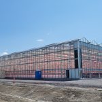 La construction de sa première serre n’a pas été de tout repos pour Vegpro. Malgré un échéancier serré, une préparation du terrain difficile et des coûts de construction qui montent toujours en flèche, l’apprentissage d’un nouveau système de production, l’entreprise a relevé le défi et a pu compter sur une équipe d’agronomes chevronnés.