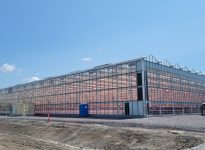 La construction de sa première serre n’a pas été de tout repos pour Vegpro. Malgré un échéancier serré, une préparation du terrain difficile et des coûts de construction qui montent toujours en flèche, l’apprentissage d’un nouveau système de production, l’entreprise a relevé le défi et a pu compter sur une équipe d’agronomes chevronnés. 