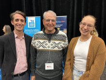 Le directeur du Laboratoire vivant – Lait carboneutre, l’agronome Jacques LeBlanc, le producteur laitier Michel Crête de la Ferme Norvue et Blandine Bluot du Laboratoire vivant – Lait carboneutre.