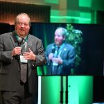 Richard Ouellet, professeur titulaire de la Chaire sur les nouveaux enjeux de la mondialisation économique de l’Université Laval, a présenté une conférence portant sur la place singulière de l’agriculture dans les accords internationaux au premier Grand colloque de la mise en marché collective.