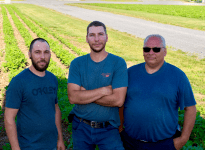 Mathieu, Rémy et Dominique Gauthier sont copropriétaires de la Ferme Clovis Gauthier et fils, qui comprend des grandes cultures, la production d’œufs et l’élevage de poulettes. Photo: André Piette