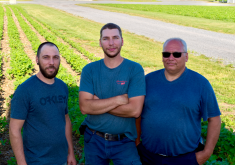 Mathieu, Rémy et Dominique Gauthier sont copropriétaires de la Ferme Clovis Gauthier et fils, qui comprend des grandes cultures, la production d’œufs et l’élevage de poulettes. Photo: André Piette