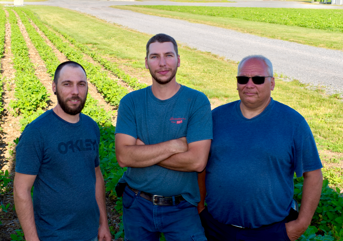 Mathieu, Rémy et Dominique Gauthier sont copropriétaires de la Ferme Clovis Gauthier et fils, qui comprend des grandes cultures, la production d’œufs et l’élevage de poulettes. Photo: André Piette