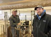 Gordon travaille encore sur la ferme avec ses fils Devyn et Travis, absent au moment de la photo.