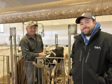 Gordon travaille encore sur la ferme avec ses fils Devyn et Travis, absent au moment de la photo.