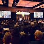 En direct des Émirats Arabes Unis, Jean Charest a fait une présentation lors du Rendez-vous avicole 2025.