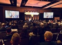 En direct des Émirats Arabes Unis, Jean Charest a fait une présentation lors du Rendez-vous avicole 2025.