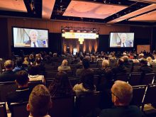 En direct des Émirats Arabes Unis, Jean Charest a fait une présentation lors du Rendez-vous avicole 2025.