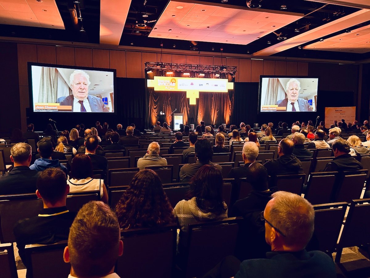 En direct des Émirats Arabes Unis, Jean Charest a fait une présentation lors du Rendez-vous avicole 2025.